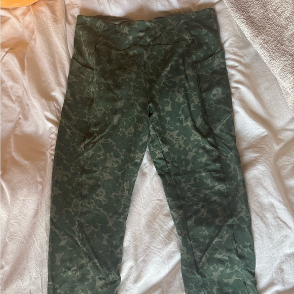 CABI GREEN CAMO LEGGINGS🍏 - Picture 1 of 4